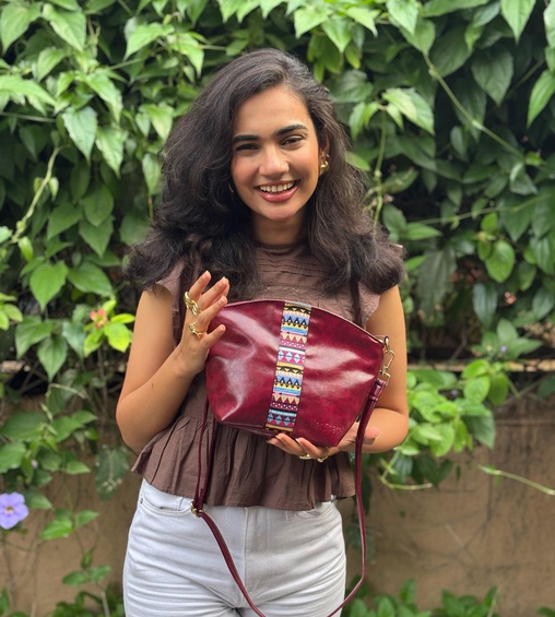 Noor Sling Bag Maroon